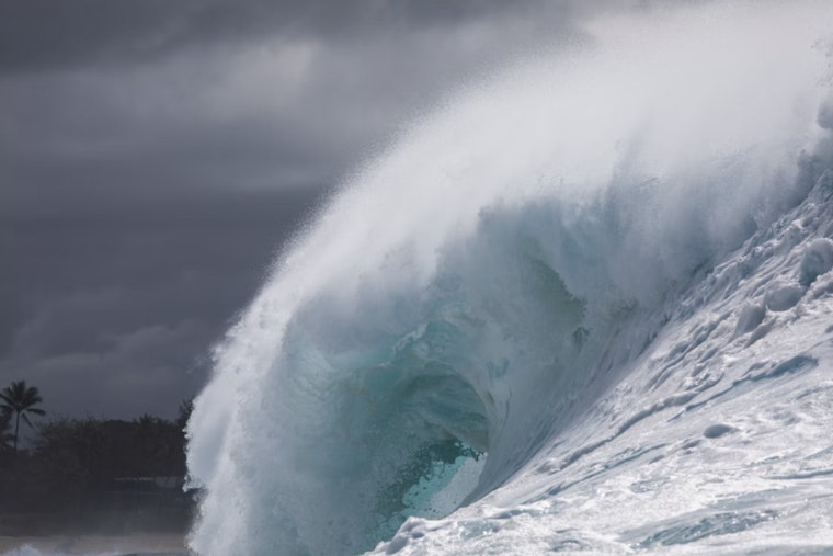 Kaua‘i and Ni‘ihau Brace for Massive Swells with High Surf Warning Through Monday Noon