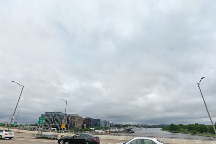 Mild and Misty Morning in Washington D.C. with Rain Expected to Clear