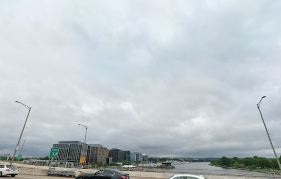 Mild and Misty Morning in Washington D.C. with Rain Expected to Clear