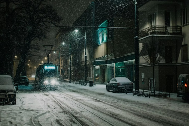 Milwaukee Faces Travel Disruptions Due to Blowing Snow, NWS Advises Caution on Roads