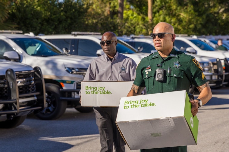 Pinellas County Deputies Partner with Local Organizations to Deliver Thanksgiving Meals to Families in Need in Largo