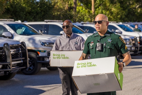 Pinellas County Deputies Partner with Local Organizations to Deliver Thanksgiving Meals to Families in Need in Largo