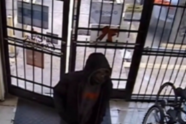 Armed Suspect on the Loose After Daylight Robbery at EZ Pawn in Memphis