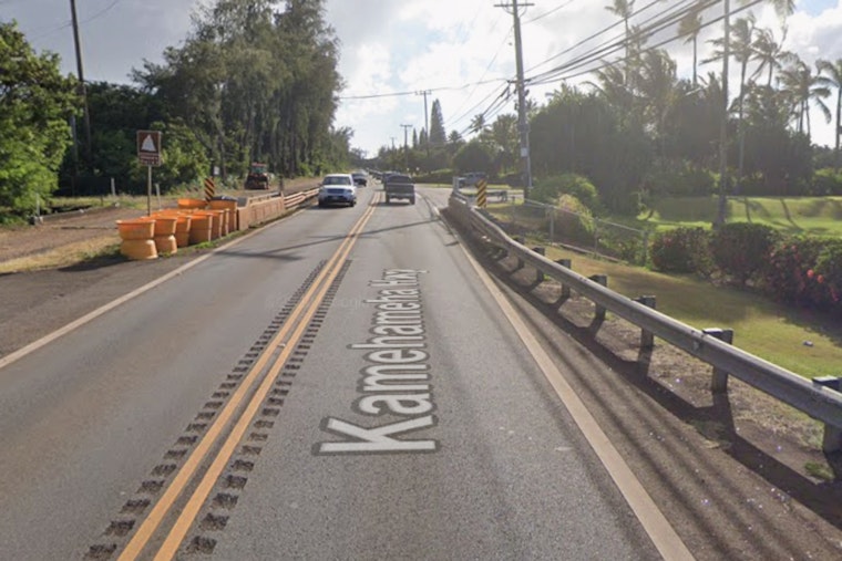 Bus Smashes Pole, Shuts Kamehameha Highway At Turtle Bay