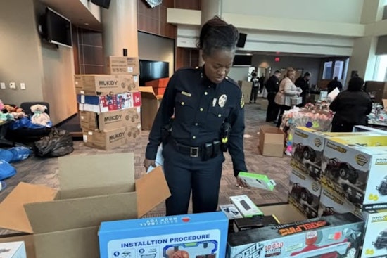 Dallas Police Spread Holiday Cheer with 6th Annual Policías en Navidad Toy Drive