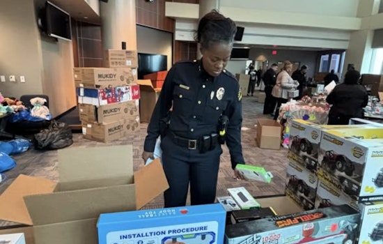Dallas Police Spread Holiday Cheer with 6th Annual Policías en Navidad Toy Drive