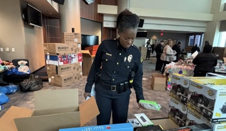 Dallas Police Spread Holiday Cheer with 6th Annual Policías en Navidad Toy Drive