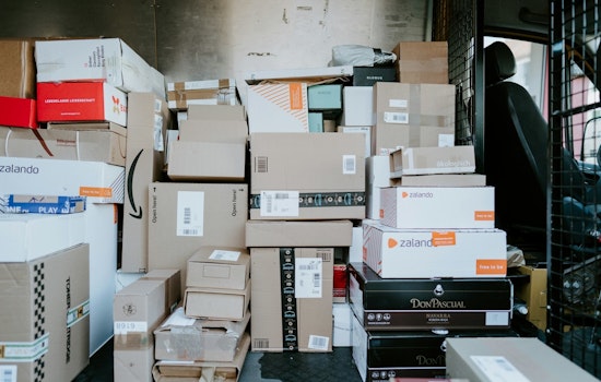 Delivery Workers and E-Commerce Rally to Meet Holiday Demand in Scottsdale Amid Seasonal Rush