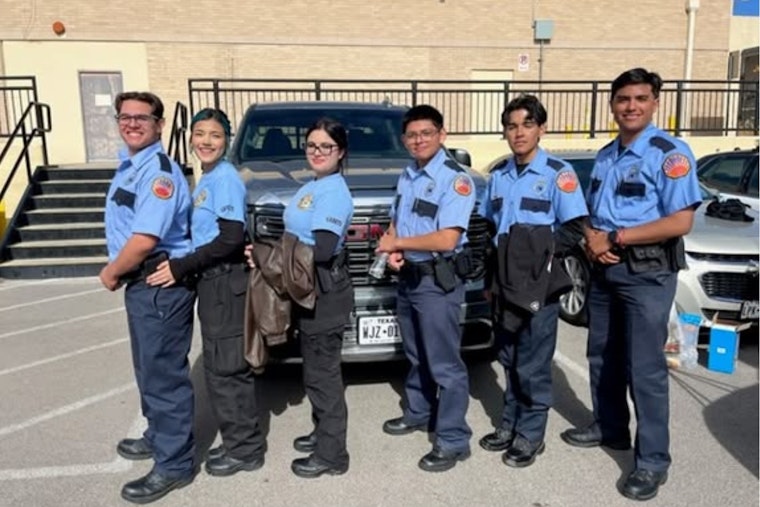 El Paso Police Engage Community and Inspire Youth at Sun Bowl Thanksgiving Parade