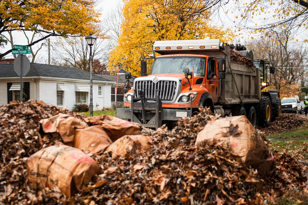 Fort Wayne Resumes Leaf Collection in Central Neighborhoods as Second Round Begins in Southern Areas