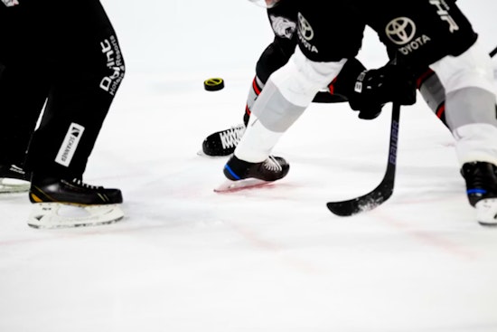 Golden Knights Blitz Sharks with 7-2 Victory Ahead of Christmas Break