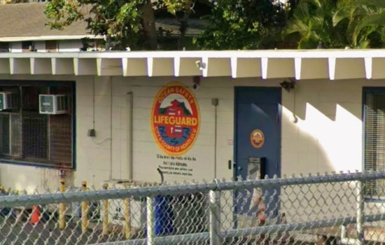 Honolulu Lifeguards Rescue Pregnant Woman At China Walls