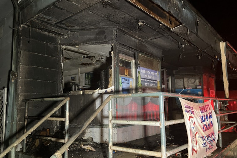 Kaua‘i Firefighters Quell Thrifty Mini Mart Blaze in Kekaha, Cause Under Investigation