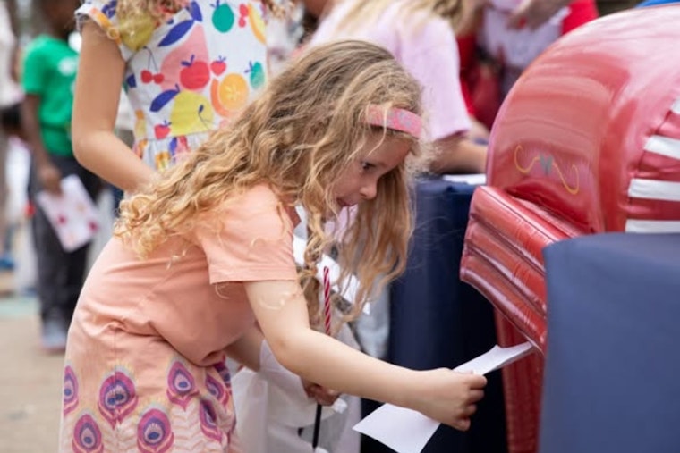 Mansfield Embraces Holiday Spirit with Joyful Candy Cane Hunt at James McKnight Park