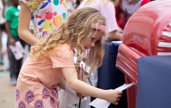 Mansfield Embraces Holiday Spirit with Joyful Candy Cane Hunt at James McKnight Park