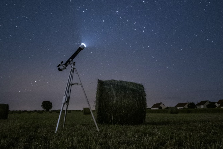 Maunakea Stargazers Tighten Cosmic Ruler, Make Universe Even Weirder