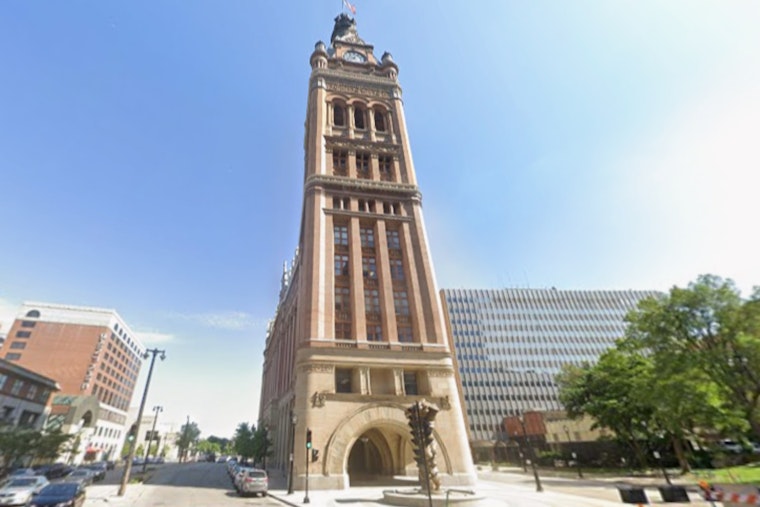 Milwaukee's DPW Ramps Up Efforts to Tackle Mounting Leaf Piles Amidst Resident Concerns