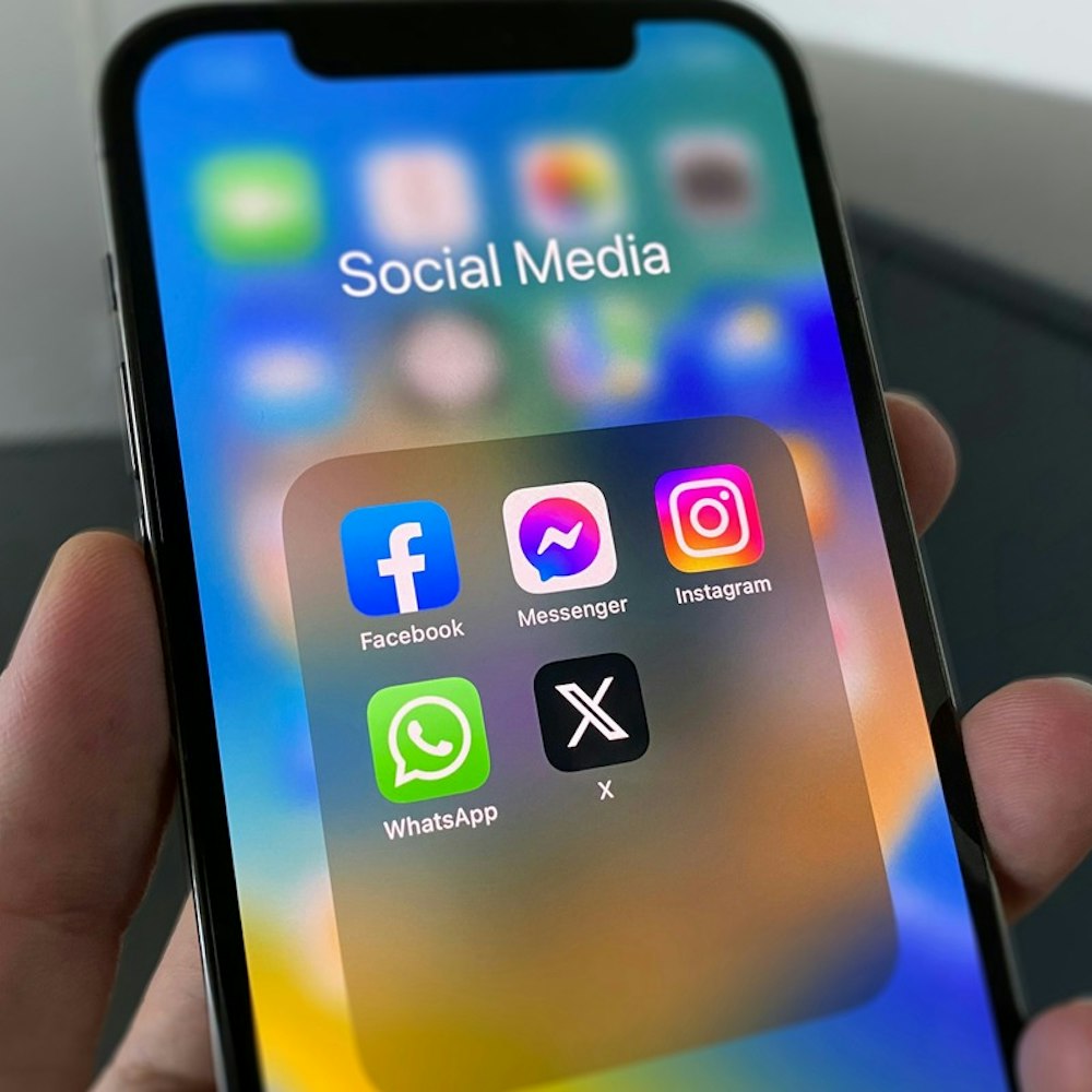 New York Governor Signs Legislation Mandating Warning Labels on Social