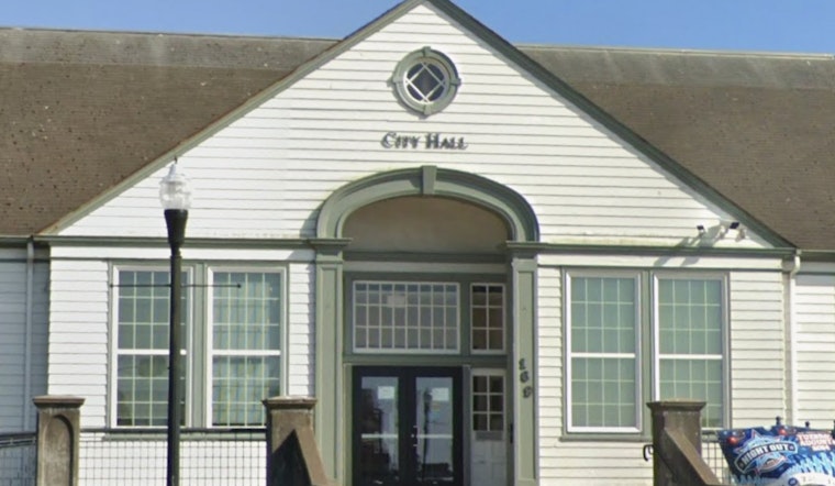Newport Sues to Block Construction of ICE Detention Facility at Municipal Airport Amid Concerns Over Tourism and Property Deed