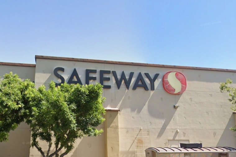 Phoenix Shoppers Embrace Last-Minute Holiday Rush at Safeway with Cheer and Humor