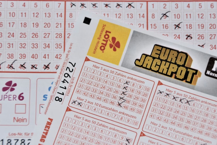 Powerball Frenzy Peaks as $820 Million Jackpot, Eighth-Largest in History, Awaits Lucky Winner