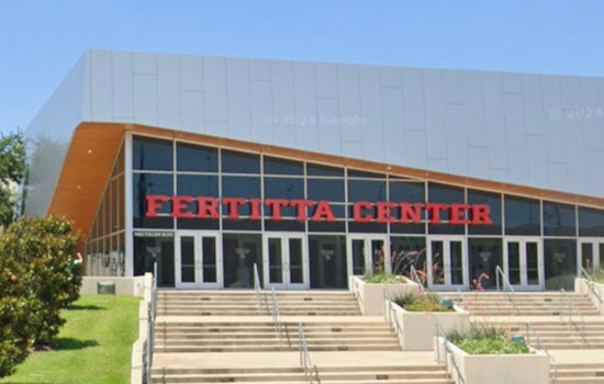 Rockets Boss Tilman Fertitta Jets Home To Houston For UH’s Top Honor