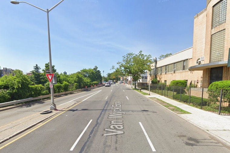Runaway Horse Sundance Captivates New York as It Races Down Van Wyck Expressway Near JFK Airport