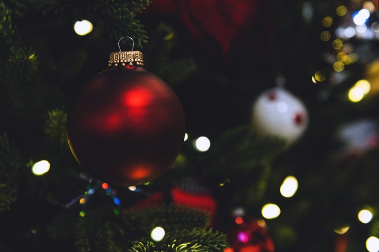 Tempe Volunteers Illuminate Seniors' Homes with Christmas Cheer, Bringing Festive Joy to Elderly Residents