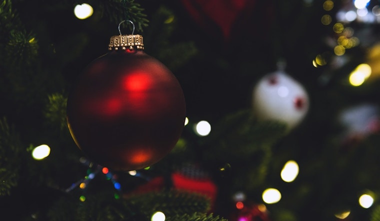 Tempe Volunteers Illuminate Seniors' Homes with Christmas Cheer, Bringing Festive Joy to Elderly Residents
