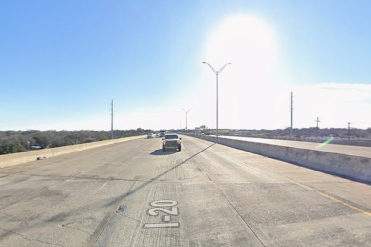 Tragic Early Morning Crash on I-20 Claims Two Lives, Leaves One Critical in Fort Worth