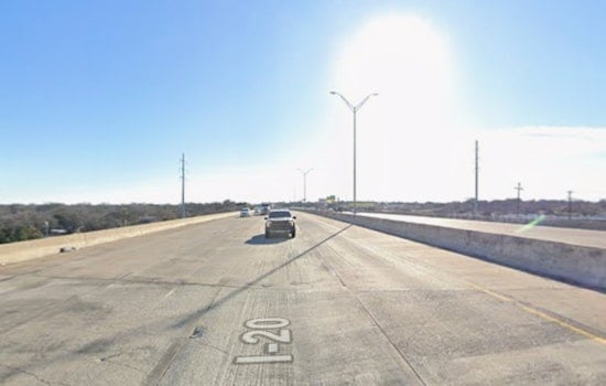 Tragic Early Morning Crash on I-20 Claims Two Lives, Leaves One Critical in Fort Worth
