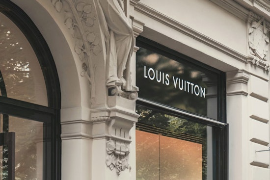 Trio of Thieves Hits La Cantera Louis Vuitton, Security Guard Hurt