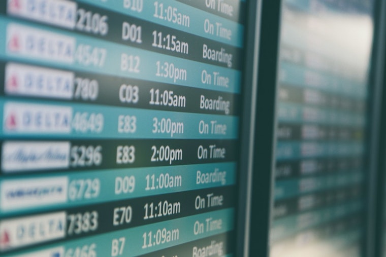 Winter Weather Wreaks Havoc: Record Snowfall Leads to Over 300 Flight Cancellations and Major Delays at Chicago Airports