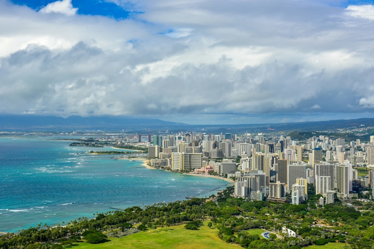 Mild New Year's Eve Weather in Honolulu, with Increased Showers and Stronger Trades Looming