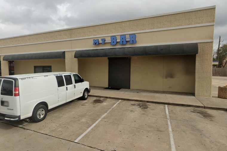 Man Shot Outside Bar in West Harris County and Crashes Into Apartment Gate, Suspect Detained