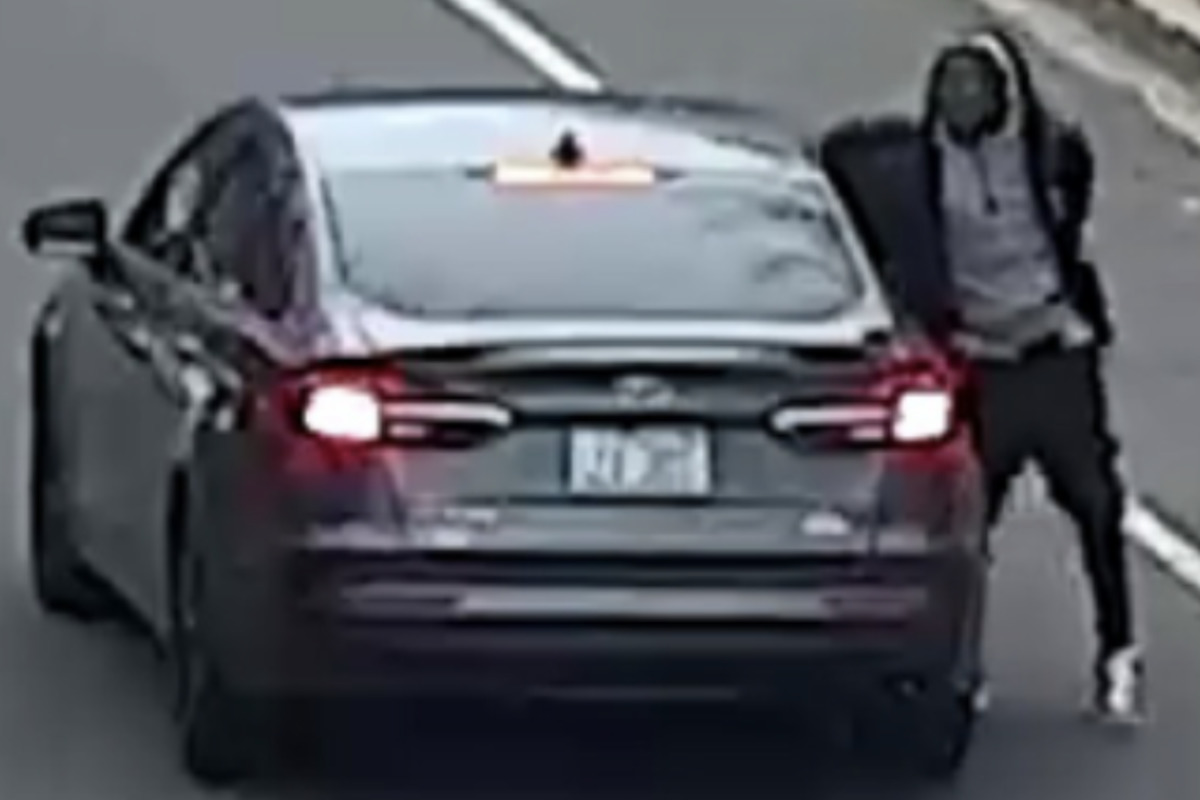 Metropolitan Police Seek Public Help to Identify Armed Robbery Suspect