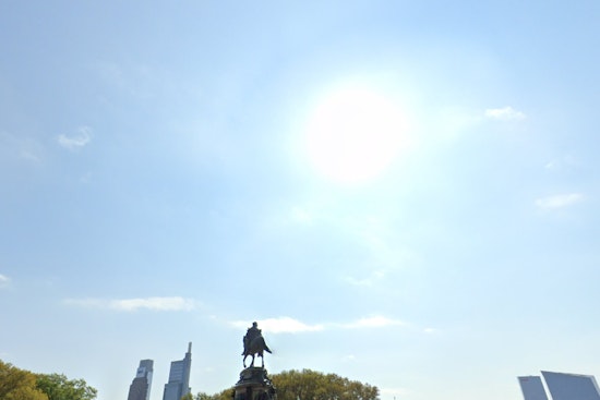 Philadelphia Braces for Brisk Winds and Wintry Weekend as Temperatures Swing, NWS Reports