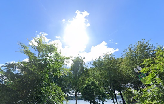 Portland Embraces Spring with Clear Skies and Mild Temperatures, NWS Forecasts Occasional Showers