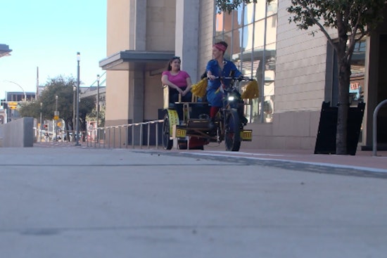 Austin Advises Safety Helmets and Guidelines for Pedicab Riders During Spring Festival Season