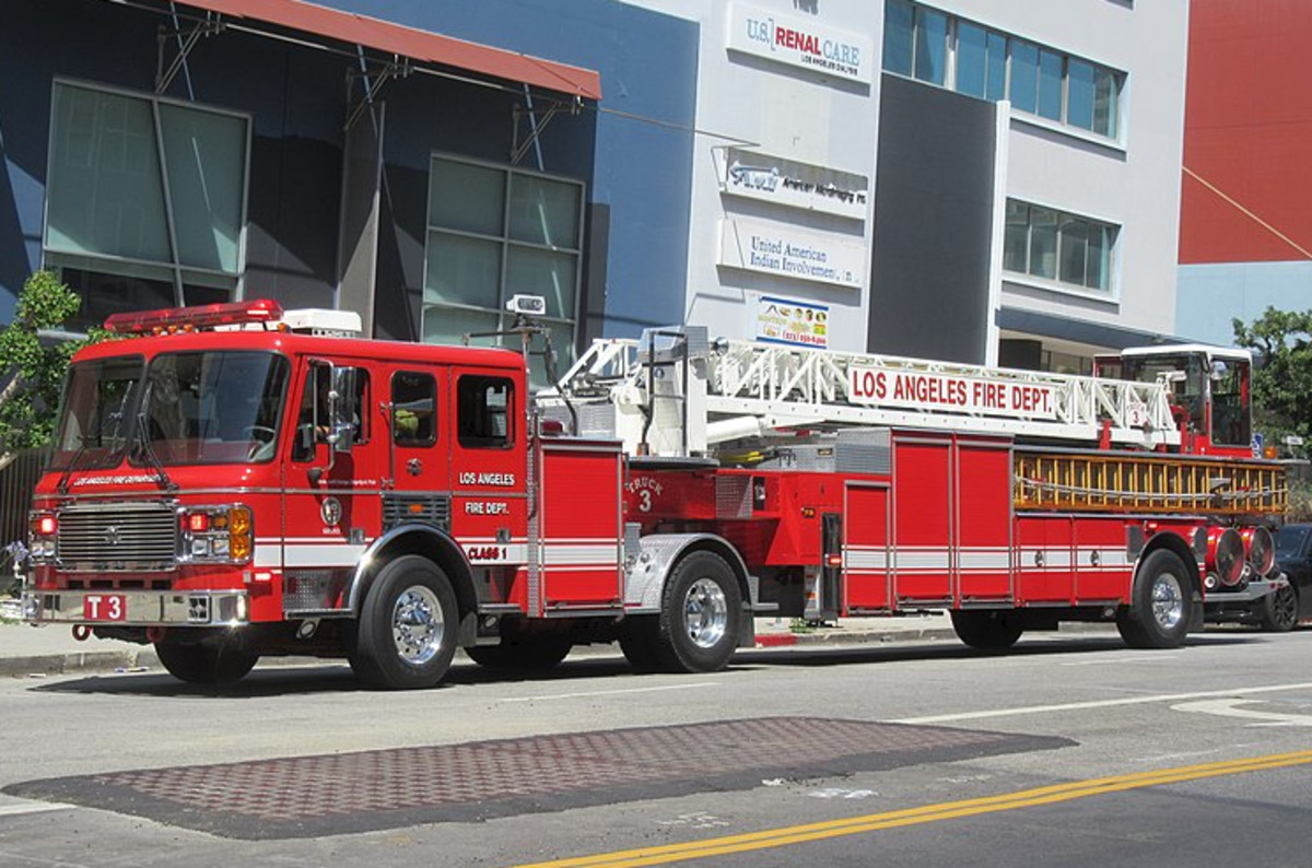 Lafd Tech Rescue Rig Dramatic Midnight Rescue in Los Angeles River, LAFD Successfully