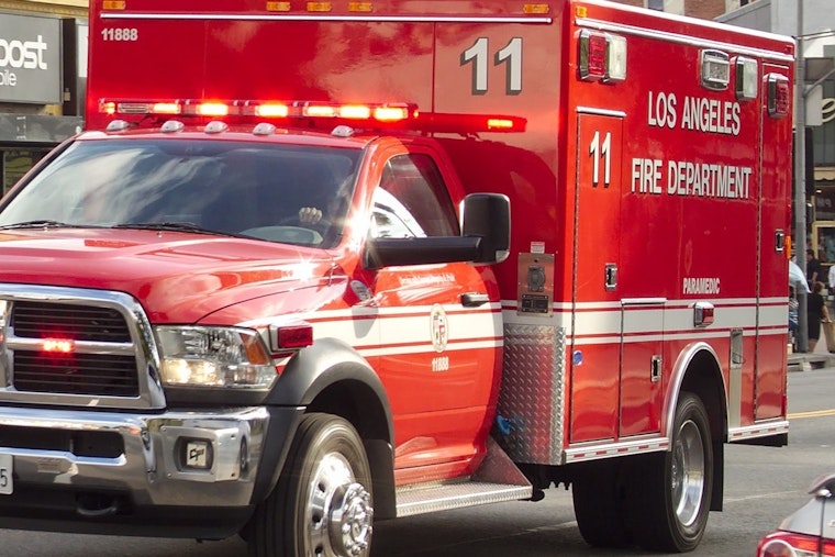 High-Speed Hit-and-Run in North Hills Leaves 10 Vehicles Damaged, Suspects on the Run