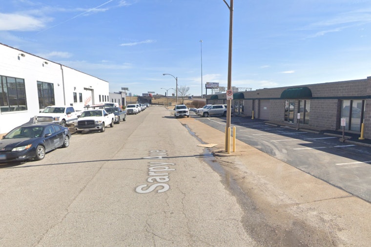 Man Robbed at Knifepoint While Distracted by Phone in Central West End, SLMPD Investigates