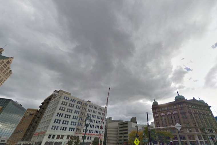 Milwaukee Braces for Brisk Winds and Temperature Drop, NWS Advises Keeping Umbrellas Close for Weekend Rain