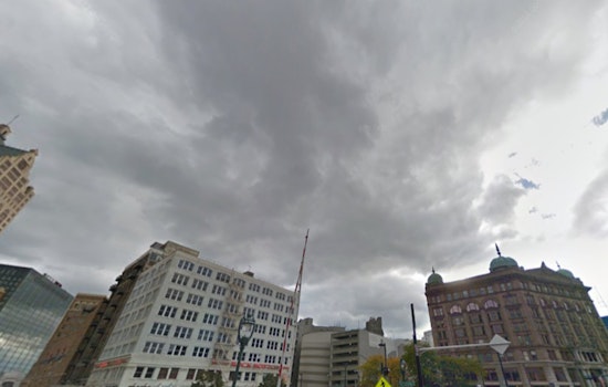 Milwaukee Braces for Brisk Winds and Temperature Drop, NWS Advises Keeping Umbrellas Close for Weekend Rain
