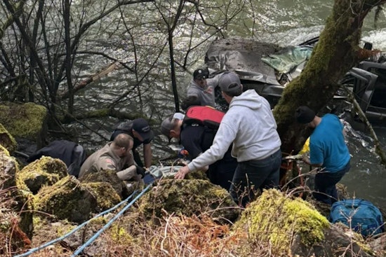 Off-Duty Firefighters Heroically Rescue Driver from South Santiam River in Linn County