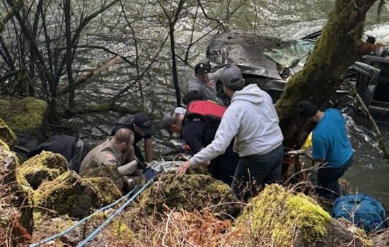 Off-Duty Firefighters Heroically Rescue Driver from South Santiam River in Linn County
