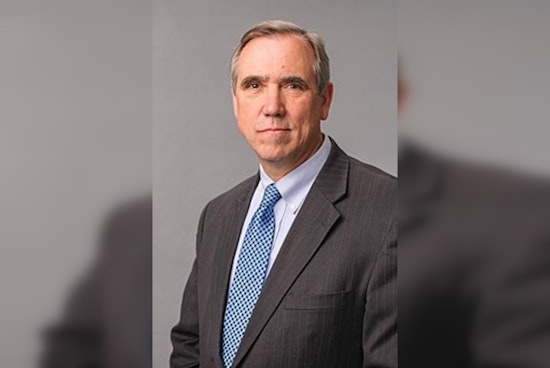 Oregon Senators Wyden and Merkley Spearhead "Putting Veterans First Act" to Counter Trump-Era VA Layoffs