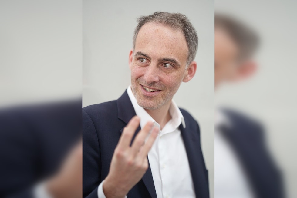Politician Raphaël Glucksmann Demands U.S. to Return Statue of Liberty Amid Academic Funding Furore