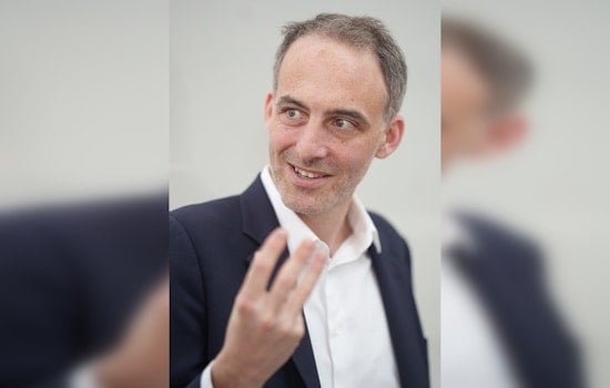 Politician Raphaël Glucksmann Demands U.S. to Return Statue of Liberty Amid Academic Funding Furore