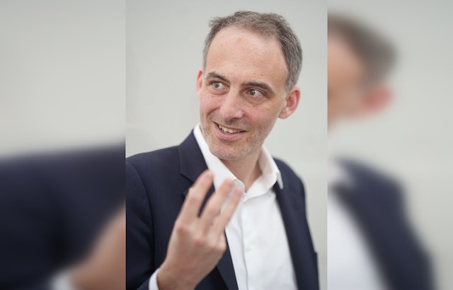 Politician Raphaël Glucksmann Demands U.S. to Return Statue of Liberty Amid Academic Funding Furore